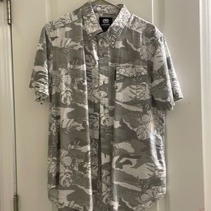 Men’s shirt sleeve button up